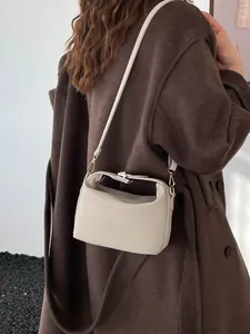 Große cremefarbene Leder-Einkaufstasche am Model mit Schultergurt für den Herbst Winter