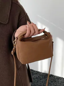 Große braune Umhängetasche mit Griff für Damen im minimalistischen College-Stil