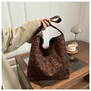 Détail du sac cabas à imprimé léopard marron avec texture en toile épaisse et élégante
