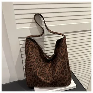Détail du tissu léopard doux et design spacieux de ce grand sac à bandoulière hobo