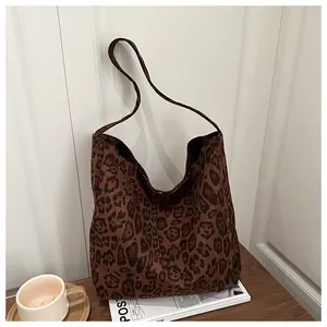 Détail du tissu à imprimé léopard doux et design spacieux de ce sac fourre-tout