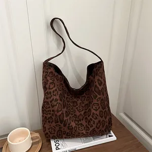 Sac fourre-tout vintage avec motif léopard marron et grande capacité pour femme sur table