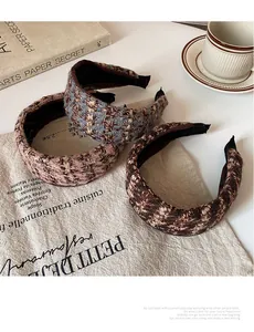Détail de serre-têtes en maille de tweed tricolore sur un fond de style rustique
