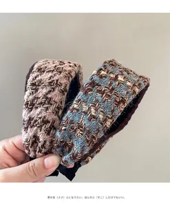 Détail des serre-têtes en maille rayée montrant la texture épaisse et le tressage