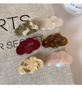 Détail de barrettes nuage faites à la main avec finitions marbrées et nacrées