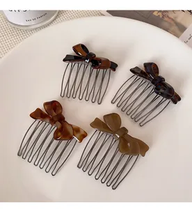 Dettaglio di quattro pettini per capelli a fiocco in caffè, tartaruga, caramello e verde