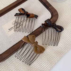 Set di pettini per capelli con fiocco francese in tartaruga e kaki su vassoio