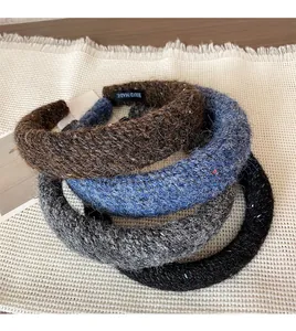 Vue détaillée de bandeaux en tricot coloré avec étiquette Hand Made et texture tweed