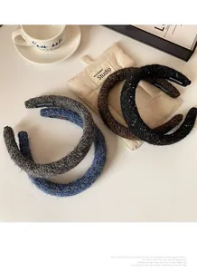 Vue détaillée de quatre serre-têtes en tricot à paillettes avec étiquettes fait main sur table