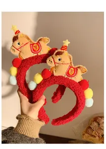 Detalle de diademas de peluche rojo de poni con lana de cordero y bordado festivo