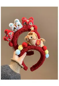 Detalle de diademas de felpa roja con bordado de danza del león y muñeco de caballo festivo
