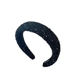 Bandeau tricoté noir épais avec paillettes argentées et texture tissée