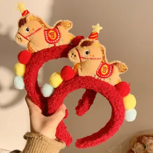 Diadema de peluche rojo con caballo del zodiaco bordado y adornos de pompones coloridos