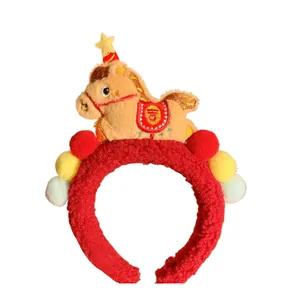 Diadema de peluche roja con muñeco de caballo y pompones de colores para festivales