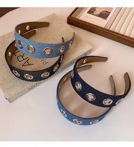 Détail de serre-têtes en denim avec œillets métalliques et design ajouré multicolore