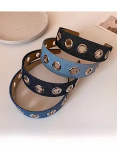 Détails de serre-têtes larges en denim avec œillets métalliques et doublure douce