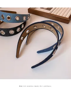 Détail de serre-têtes en jean avec œillets métalliques et doublure marron doux