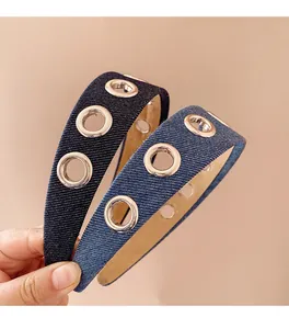 Détail de serre-têtes larges en denim avec œillets métalliques en bleu clair et foncé