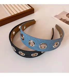 Détail de serre-têtes en denim avec œillets métalliques argentés en bleu et bleu clair