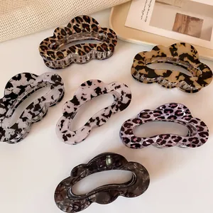 Set of 6 cloud-shaped leopard and tortoiseshell acetate claw clips for hair styling