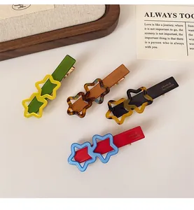 Détails des barrettes étoile en résine colorée montrant des étoiles et texture faite main