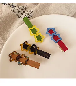 Détail de barrettes étoile colorées avec marquage à l'or chaud France Handmade chic