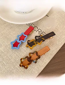 Vue détaillée de pinces à cheveux étoiles avec texte France Handmade sur tissu