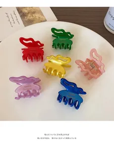 Lot de pinces à cheveux papillon en acétate de six couleurs sur une assiette blanche