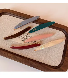 Dettaglio di fermagli per capelli vintage francesi in sei colori Morandi su un vassoio