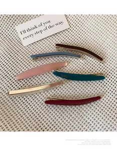 Dettaglio di fermagli a foglia colorati con testo France Handmade su sfondo lavorato