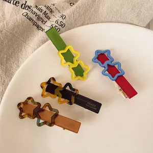 Barrettes étoiles colorées avec gravure France Handmade sur une assiette blanche