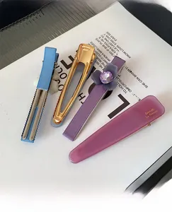 Détail d'un ensemble de quatre barrettes à fleurs avec tissus et décorations