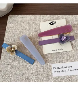 Lot de quatre barrettes à fleurs en acétate avec motifs de canard mats violets et bleu clair