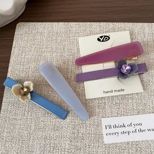 Lot de 4 barrettes à fleurs raffinées avec épingles en acétate et détails cristal