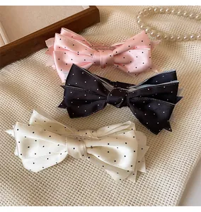 Ensemble détaillé de barrettes nœuds en satin à pois en rose, noir et beige clair