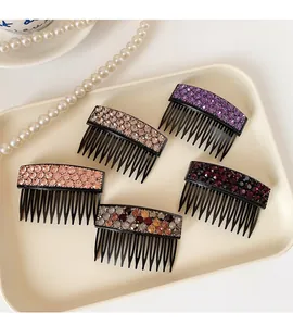 Vista dettagliata di pettini per capelli curvi con strass multicolori in un ambiente elegante
