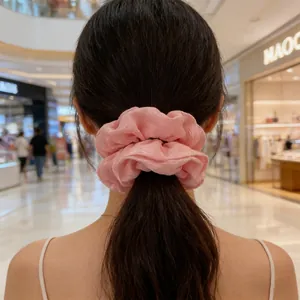 Chouchou géant rose en tissu texturé pour une queue de cheval élégante et tendance
