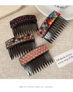 Dettaglio di pettini per capelli con strass scintillanti in vari colori su tessuto
