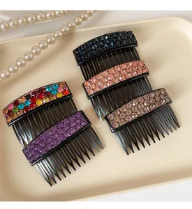 Dettaglio di quattro pettini per capelli con strass blu, rosa e color champagne