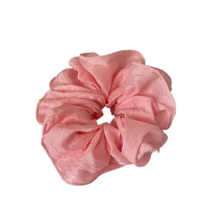 Chouchou froncé rose clair élégant avec texture satinée et coutures de bord premium