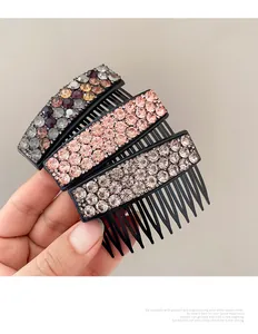 Vista dettagliata di tre pettini per capelli in strass fatti a mano in viola rosa e champagne