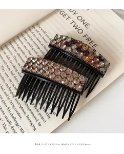 Dettaglio di pettini per capelli con strass color champagne e multicolore su libro