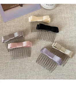 Set di sei pettini per capelli con fiocchi di raso in vari colori eleganti su fondo chiaro