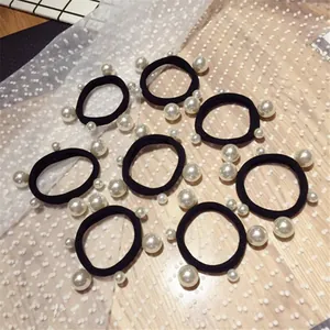 Set di otto elastici per capelli neri con perle bianche finte di diverse dimensioni