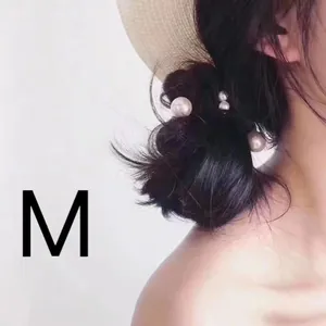 Elegante elastico per capelli con tre perle bianche di diverse dimensioni per donna