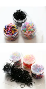 Détail macro d'élastiques à cheveux haute élasticité rangés dans un pot en plastique transparent