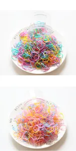 Gros plan sur des élastiques à cheveux colorés sans couture dans une boîte de rangement