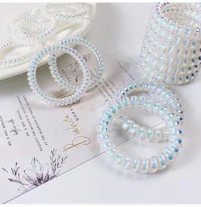 Dettaglio macro dell'elastico per capelli a spirale cangiante con finitura arcobaleno