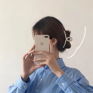 Minimalistische Haarspange in Cremeweiß für elegante Hochsteckfrisuren bei Damen im Alltag