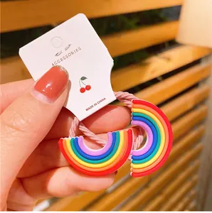 Dettaglio del set di elastici per capelli arcobaleno in silicone per bambine